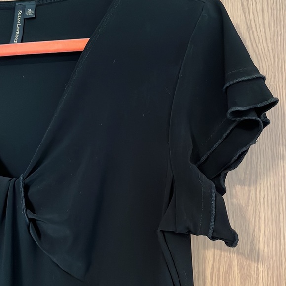 Feminine Susan Lawrence black top, XL, with fluttery sleeves and hem. - Picture 4 of 7